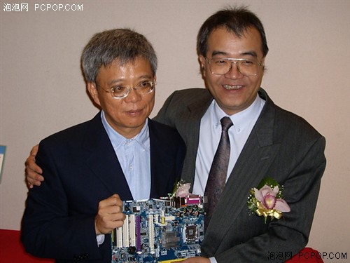 董事長徐世昌先生（左）與總經理吳載燈先生