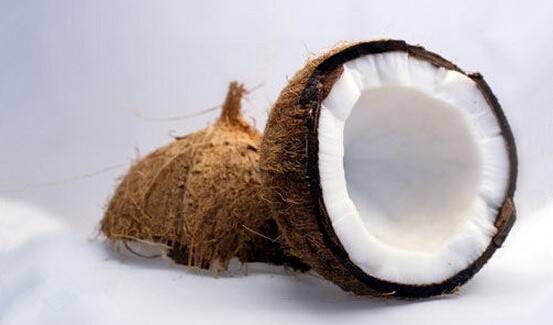 椰子油(由椰子肉（乾）獲得的白色或淡黃色脂肪)