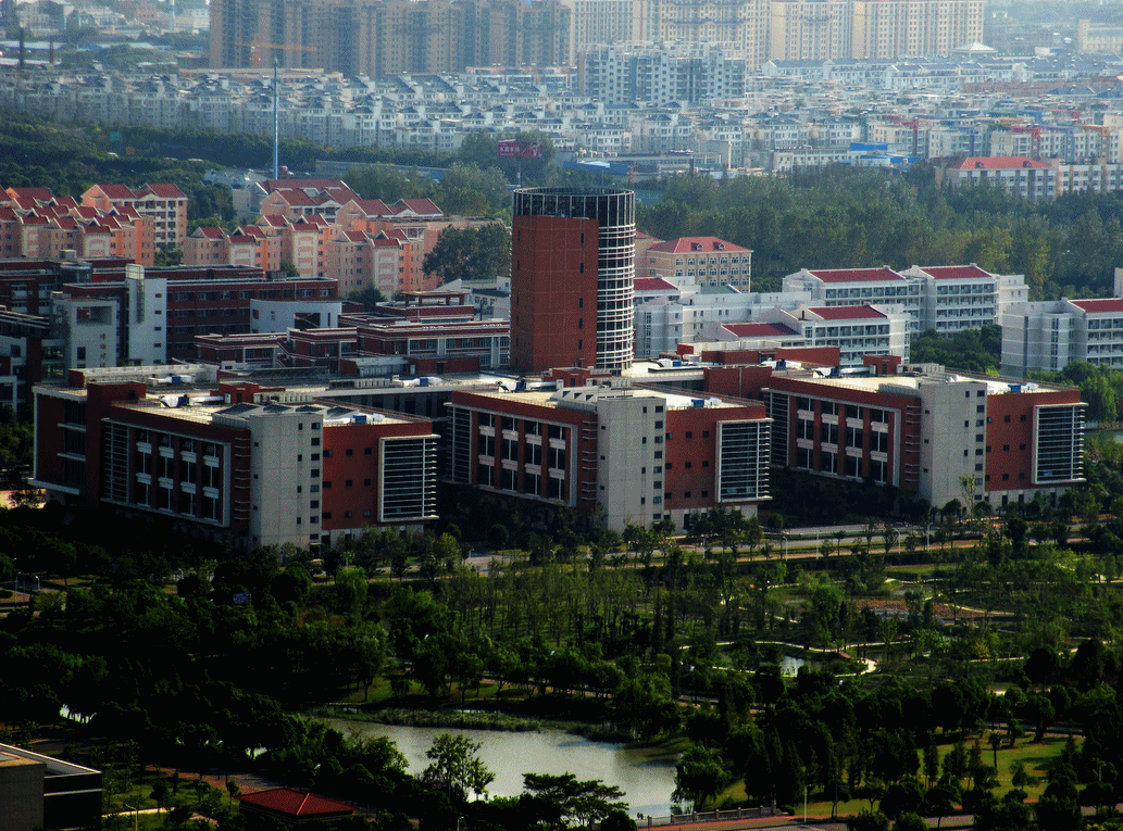在中航工業商發大樓上看上海交通大學圖書館