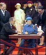 英女王伊莉莎白二世簽署法案現場