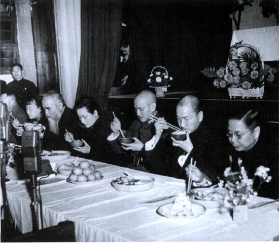 1941年2月，蔣介石與各界人士帶頭吃素