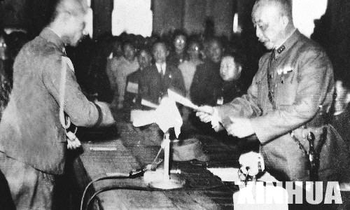 侵華日軍投降代表安藤利吉（左）呈送投降書