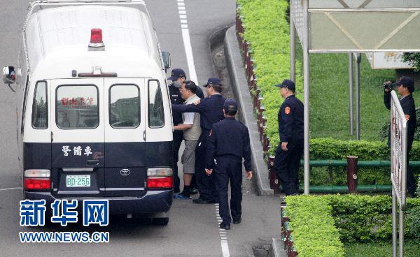 在警方戒護下從台北看守所移往台北監獄